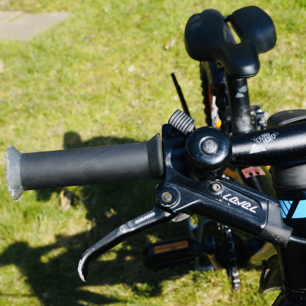Foto des rechten SRAM Level Bremshebels an einem Canyon Offspring AL 16" Young Hero Kinder-Mountainbike.