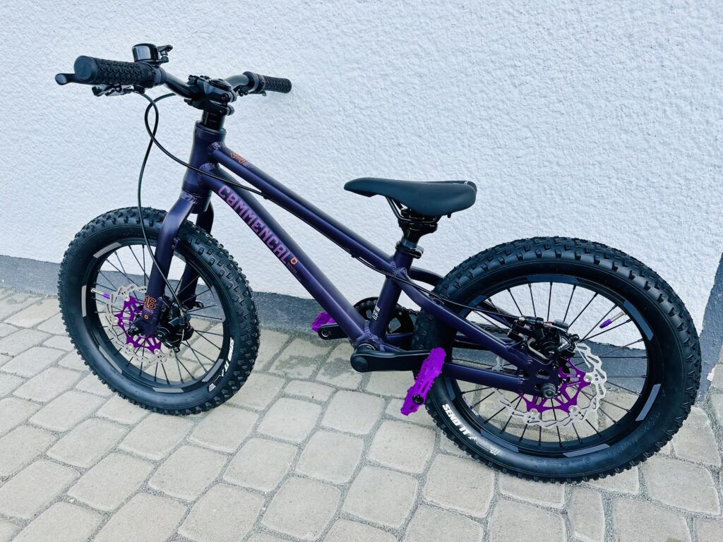 Foto eines Commencal Ramones 16 Mountainbikes für Kinder mit einigen getauschten Komponenten