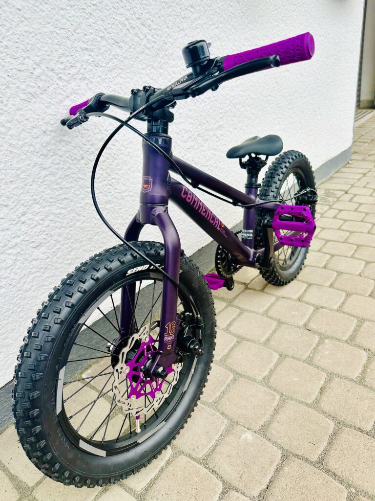 Foto eines Commencal Ramones 16 Mountainbikes für Kinder mit einigen getauschten Komponenten und gekürzter Sattelstütze
