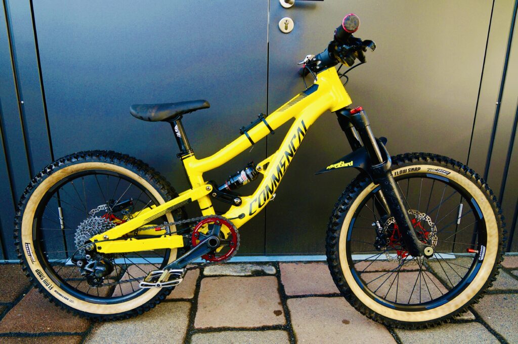 Foto eines Commencal Superem 20" Fully in Gelb aus dem Jahr 2017 mit nachgerüsteter 1x10 Schaltung